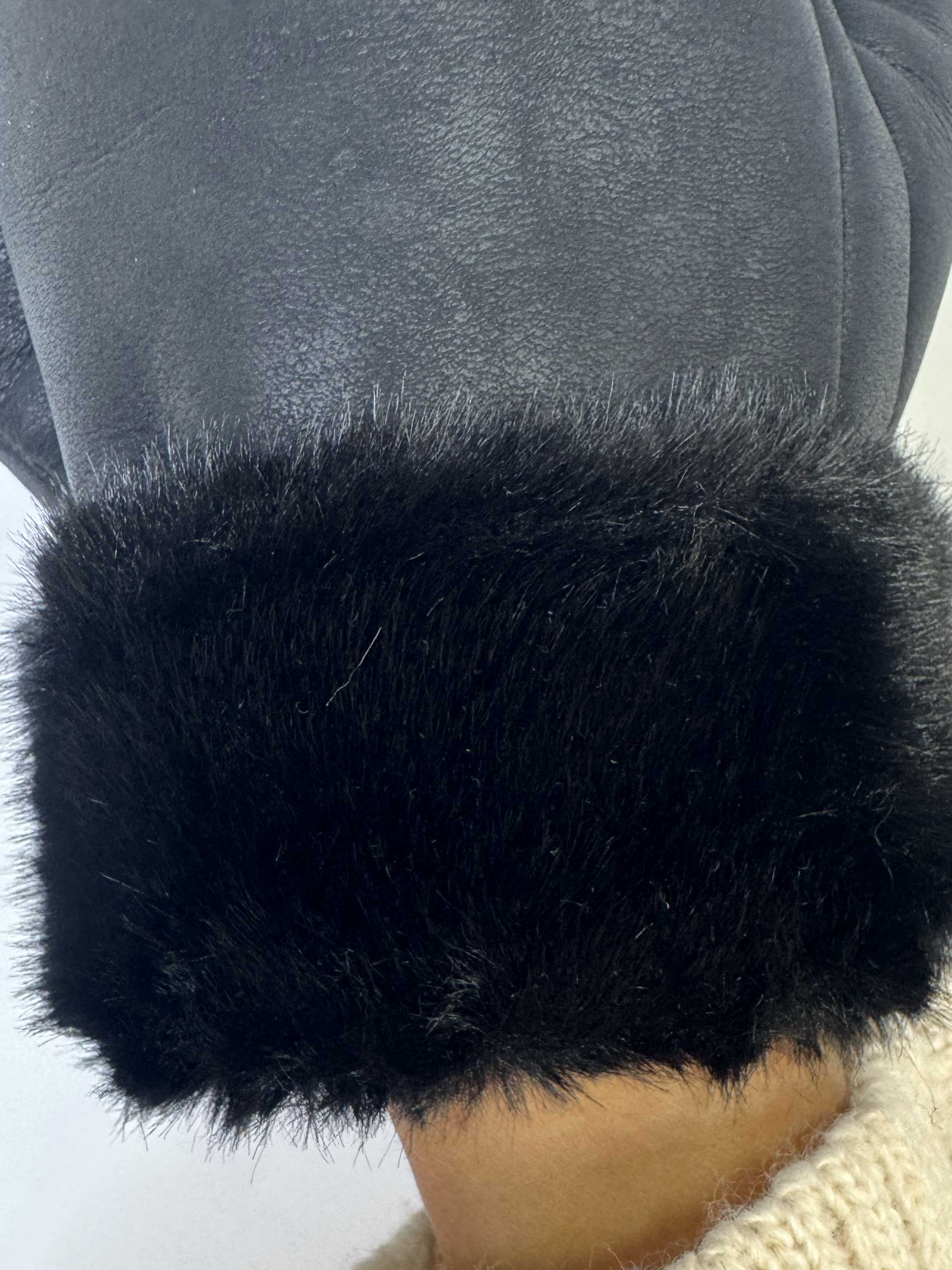 Kjellrun - Bløde luffer i ruskindslook med fake fur